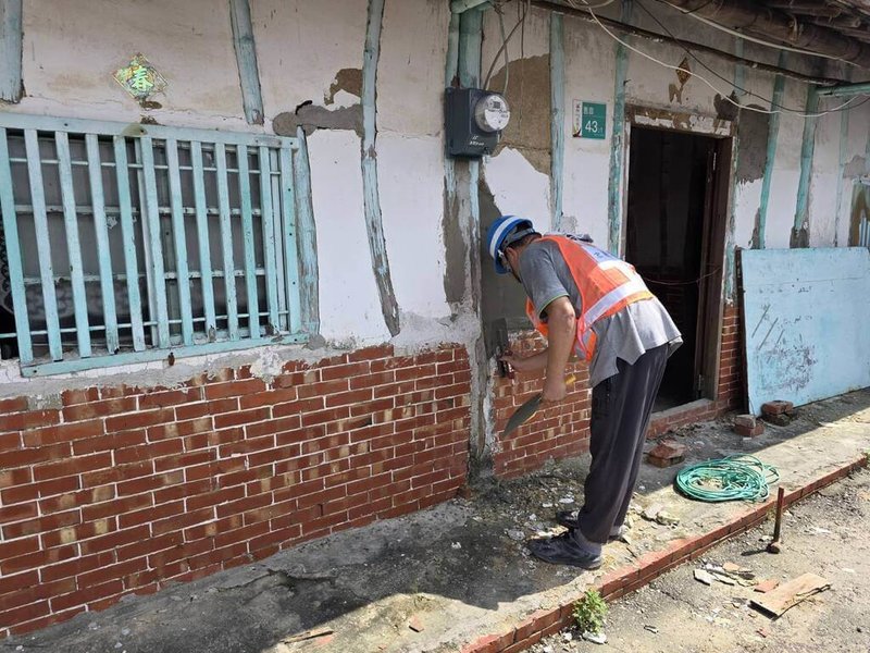 交通部公路局、鐵道局、高速公路局媒合廠商,協助台南居民修復受損房屋。交通部9日表示,目前已媒合821戶。(交通部提供)中央社記者黃巧雯傳真 114年8月9日