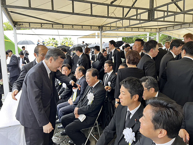 駐日代表李逸洋今天代表台灣首度出席長崎和平紀念典禮,與出席的各黨代表致意。 (駐日代表處提供)中央社記者楊明珠東京傳真 114年8月9日