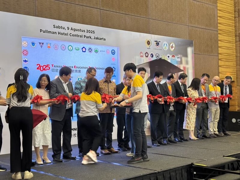印尼留台校友會聯合總會及海外聯招委員會攜手承辦的「2025臺灣高等教育展」，首場於雅加達盛大開幕。（駐印尼代表處提供）中央社　114年8月9日