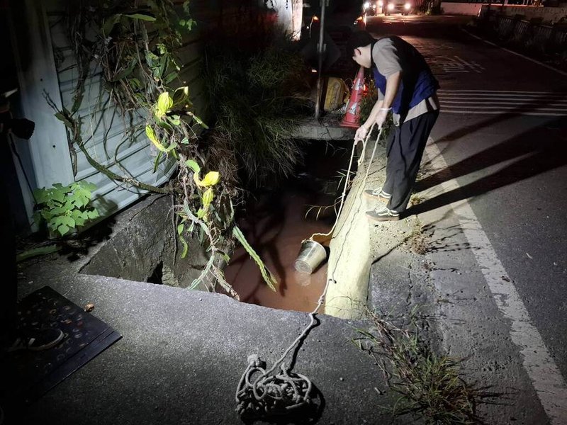 高雄大寮區大寮圳第2幹線8日遭民眾檢舉飄散惡臭，環保局派員到場檢測水質並循線稽查，發現是一間冷凍食品工廠偷排暗紅色廢水，將依法開罰。（高雄市環保局提供）中央社記者洪學廣傳真  114年8月9日
