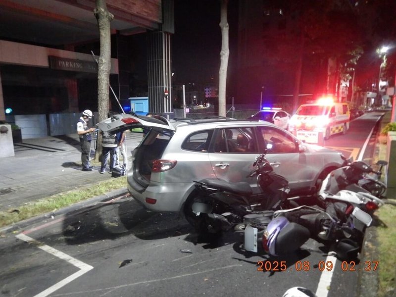 高雄市王姓男子9日凌晨開車行經左營新莊一路時，逆向行駛撞擊路邊停放的13輛機車，未釀傷亡。警方獲報到場處理並在王男車內查獲毒品，依法將人送辦。（高雄市左營警分局提供）中央社記者洪學廣傳真  114年8月9日
