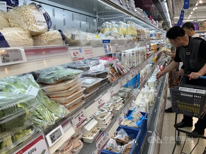 中國國家統計局9日發布最新統計資料顯示，中國7月消費者物價指數（CPI）年增率持平，在內需疲軟、消費不振、貿易不確定性等多重打擊下，通貨緊縮陰霾持續存在。圖為7月17日中國消費者在上海一家超市內採購情景。中央社記者李雅雯攝 114年8月9日