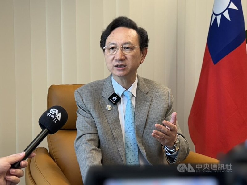 今年是新加坡建國60週年，駐新加坡代表童振源告訴中央社，新加坡居區域樞紐地位，60年來發展至今並不容易，出版新書是致敬新加坡取得的成就，也希望促進台星之間更深的理解與友誼。中央社記者吳昇鴻新加坡攝   114年8月9日