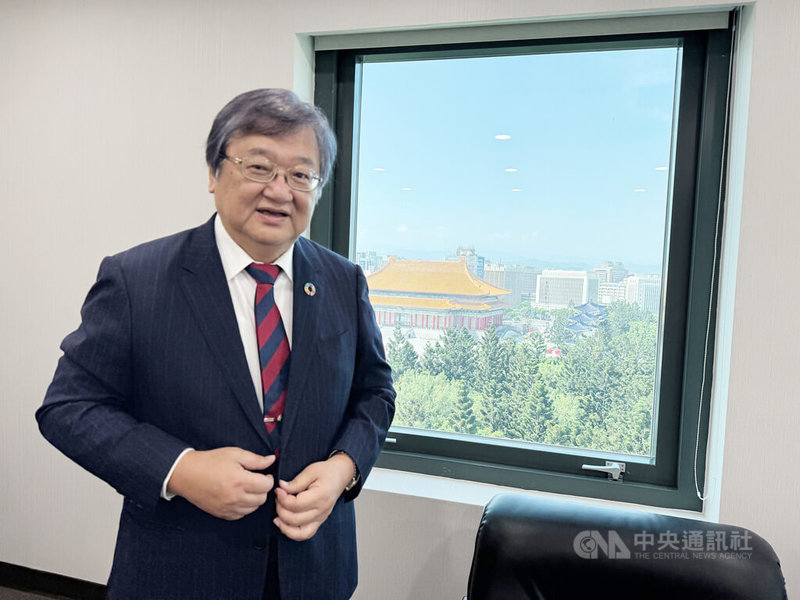內政部公布最新戶口統計資料顯示,台灣人口連19個月負成長,衛福部長邱泰源9日拋4大搶救方向,從減少育兒負擔、增進母嬰健康到提高婚育意願,包括跨部會協調育兒父母優先提供社宅,還有鼓勵聯誼活動。中央社記者沈佩瑤攝 114年8月9日