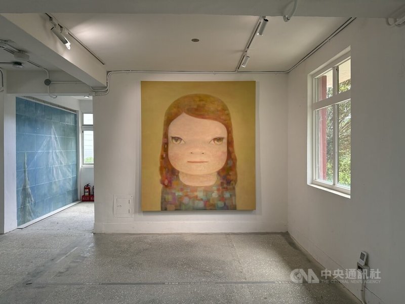 日本當代藝術家奈良美智「跟著朦朧潮濕的一天去旅行」巡迴特展正在新北瑞芳「台電金水基地」展出。「朦朧潮濕的一天」這幅作品是奈良美智感謝台灣在日本311大地震和COVID-19疫情初期，向日本先後捐贈物資和口罩所創作的巨型畫作。中央社記者曾智怡攝　114年8月9日