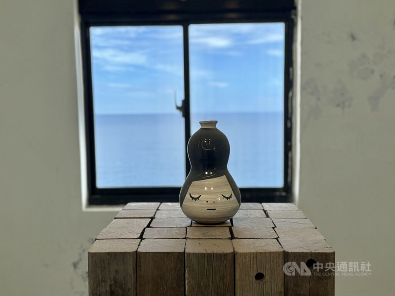 日本當代藝術家奈良美智「跟著朦朧潮濕的一天去旅行」巡迴特展正在新北瑞芳「台電金水基地」展出。展區設計不僅可近距離欣賞畫作,還能同時眺望窗外海天景色。中央社記者曾智怡攝 114年8月9日