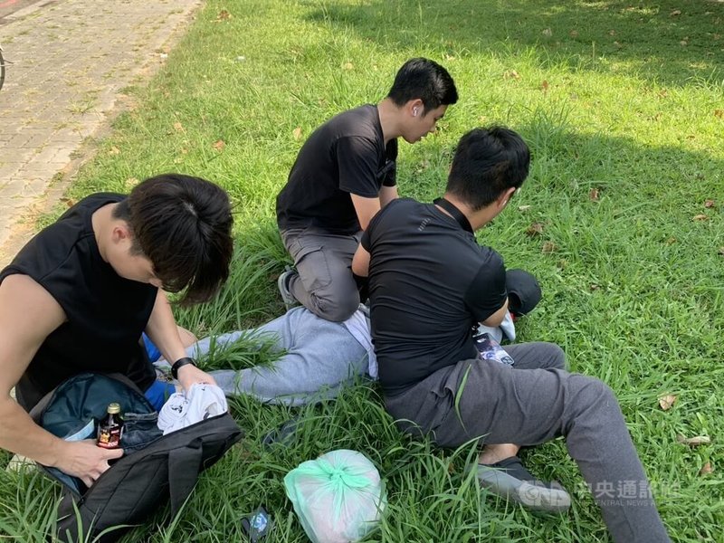 台中80歲蔡姓男子，日前接到詐團自稱醫院的電話稱，因健保資料遭人冒用盜領補助，要求交付財產保管，蔡男交付新台幣130萬元後發現有異報案，與警誘出車手陳男（遭壓制者）逮人法辦。（翻攝照片）中央社記者蘇木春傳真　114年8月9日