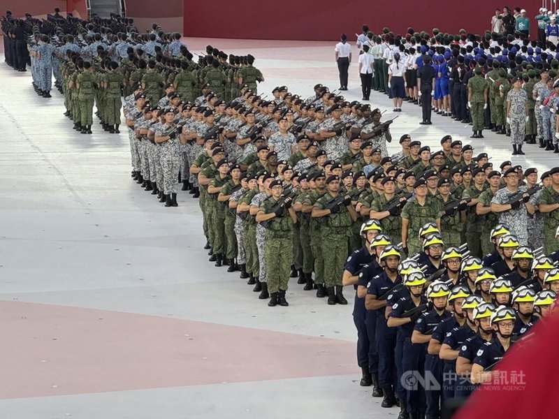 新加坡8月9日歡慶60歲生日,在政府大廈前大草場辦理慶典,軍方操演動作整齊。圖為7月26日預演畫面。中央社記者吳昇鴻新加坡攝 114年8月9日