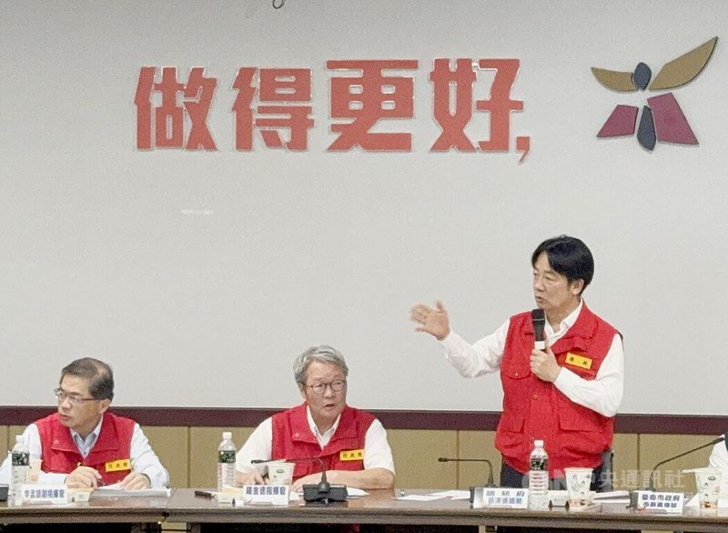 颱風豪雨重創雲嘉南,總統賴清德(右)9日視察雲嘉南災後復原前進指揮所。賴總統向受影響民眾表達歉意,且希望未來有更強韌力量因應下一次挑戰。中央社記者張榮祥台南攝 114年8月9日