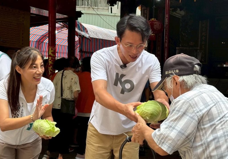 台灣民眾黨主席黃國昌(左2)9日在新北市出席「民眾加菜啦!」中和場活動,發放高麗菜給民眾。(民眾黨提供)中央社記者黃旭昇新北市傳真 114年8月9日