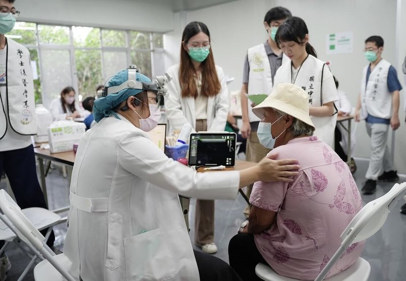 國立中興大學醫學院9日在南投市中興新村的興大南投分部舉辦義診衛教活動，出動100多人設有9大科別義診、免費健檢與多元主題衛教。（國立中興大學提供）中央社記者蕭博陽南投縣傳真　114年8月9日