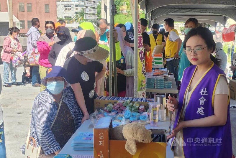 「身障Friendly,闖關Go Easy」活動9日在澎湖舉行,現場由社工與志工安排有無障礙宣導、趣味闖關、復康巴士乘坐、視障生活情境模擬、手部輔具功能等20餘個攤位,提供身障者實境與互動等體驗,讓民眾親身感受障礙者生活中,所面對的實際挑戰。中央社 114年8月9日