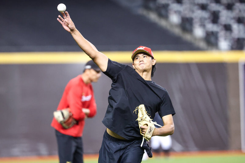 中華職棒味全龍隊5日宣布簽下選秀第一指名投手黃暐傑（圖），黃暐傑9日隨隊一軍現身台北大巨蛋，預計15日有望在二軍出賽。（味全龍隊提供）中央社記者楊啟芳傳真　114年8月9日