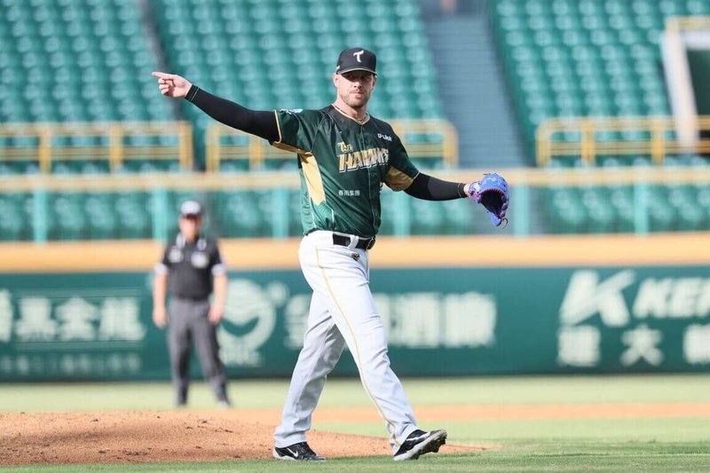 中華職棒台鋼雄鷹隊9日例行賽投打發揮，洋投後勁（Bradin Hagens）（圖）先發7局無失分，助隊以8比0拿勝，也達成跨季21連勝、追平中職紀錄。（台鋼雄鷹提供）中央社記者謝靜雯傳真 114年8月9日