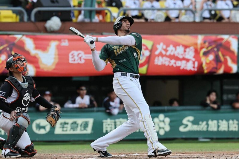 中華職棒台鋼雄鷹隊9日賽事投打發揮,恰逢洋砲魔鷹(Steven Moya)(中)34歲生日,他繳出單場雙響砲貢獻3分打點,助隊以8比0擊敗統一7-ELEVEn獅隊。(台鋼雄鷹提供)中央社記者謝靜雯傳真 114年8月9日