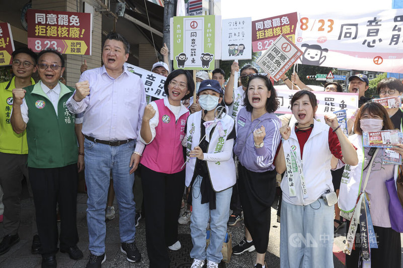 民進黨代理秘書長何博文(左3)與民進黨立委蘇巧慧(左4)、吳思瑤(左6)等人9日上午赴新北市新店建國市場掃街,呼籲民眾8月23日投下同意罷免票、拒絕核三延役。中央社記者鄭清元攝 114年8月9日