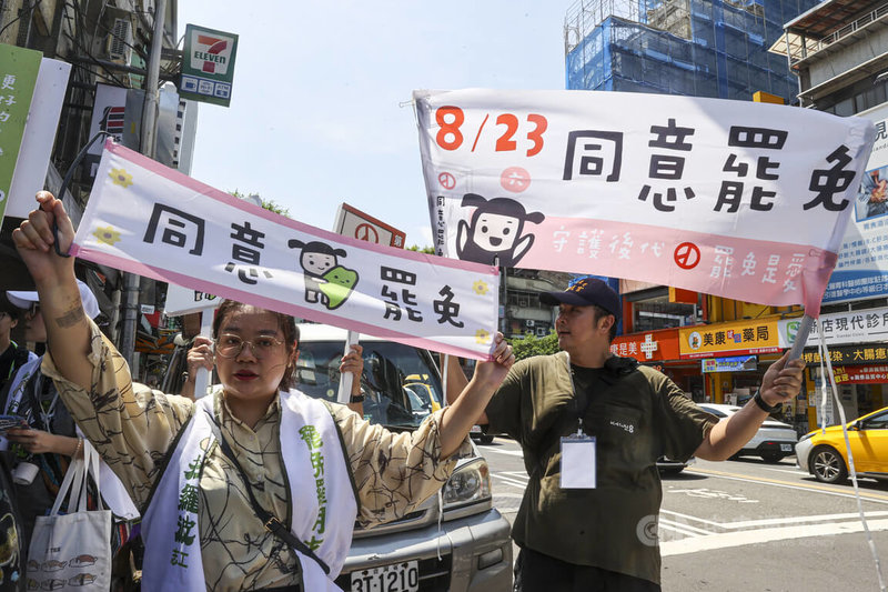 罷免國民黨立委羅明才團體「拔羅波」9日上午赴新北市新店建國市場掃街，懇請民眾8月23日投下同意罷免票。中央社記者鄭清元攝　114年8月9日