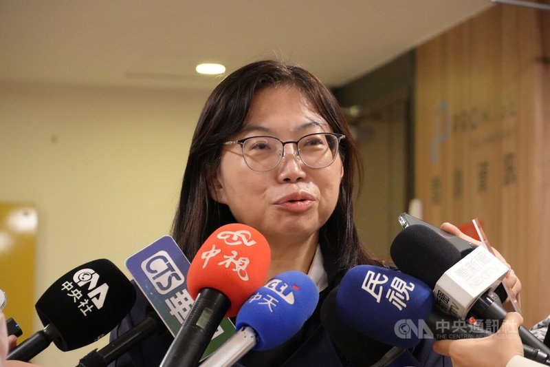 前台北海洋科技大學特教資源中心主任蔡絢麗（圖）遭控霸凌特教生、要求回捐工讀費等，她9日在律師陪同下出面澄清，強調沒有要求回捐。中央社記者陳至中攝　114年8月9日