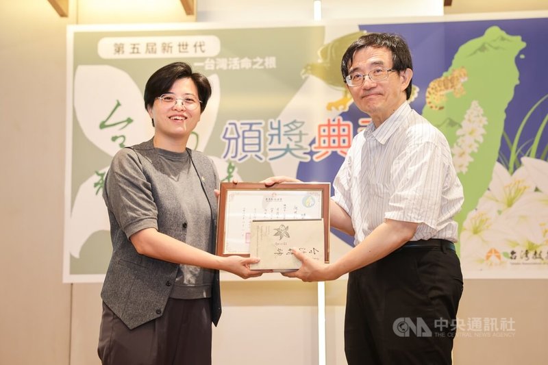 台灣教授協會9日下午在台北頒發「第5屆新世代台灣精神獎」,由台教會會長薛化元(右)頒贈榮譽證書給本屆獲獎者、作家楊双子(左)。中央社記者裴禛攝 114年8月9日