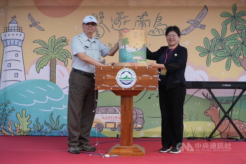 墾丁國家公園管理處9日聯手高雄師範大學與多個民間企業簽署MOU，由墾管處長陳乾隆（左）與高師大科學教育暨環境教育研究所長黃琴扉（右）象徵性蓋章，盼共同實踐友善低碳永續觀光理念。中央社記者黃郁菁攝　114年8月9日