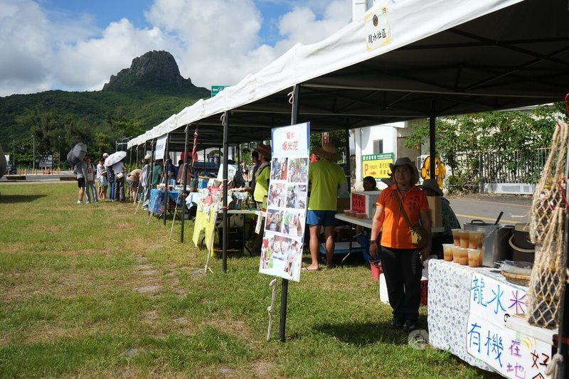 墾丁國家公園管理處9日在墾丁大灣草坪發表輔導社區創新成果，現場設有在地社區市集，共10組社區、友善農業業者擺攤販售商品、介紹遊程。中央社記者黃郁菁攝  114年8月9日