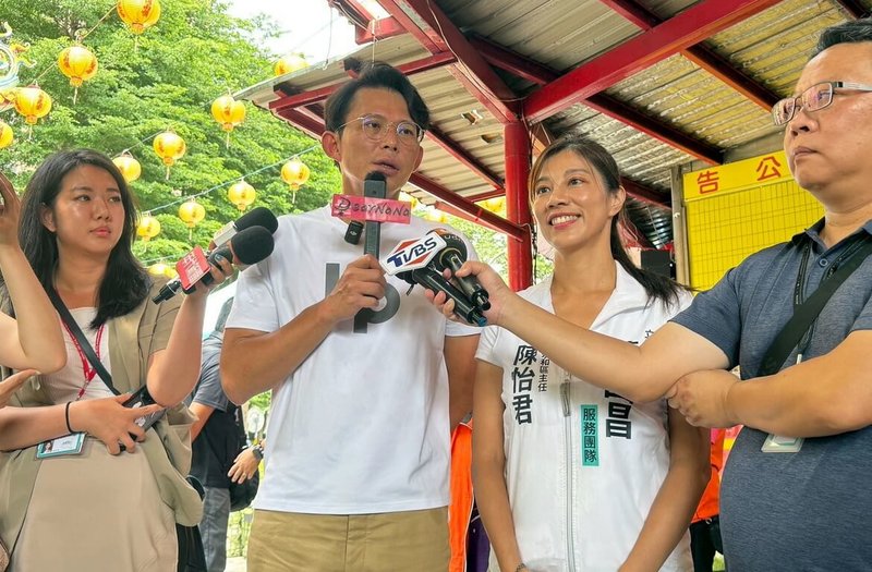 台灣民眾黨主席黃國昌(左2)9日在新北市出席「民眾加菜啦!」中和場活動,受訪時有媒體問及「2年條款」存廢問題,黃國昌表示,相關提案在10日黨代表大會時,大家都可討論。(民眾黨提供)中央社記者黃旭昇新北市傳真 114年8月9日