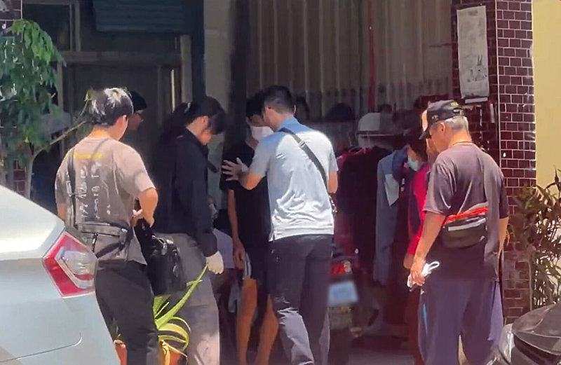 台東市中華路8日晚上發生銀樓搶案，警方9日上午逮捕17歲陳姓嫌犯 （中戴口罩），警方過濾監視器畫面，發現陳嫌連續4天觀察台東市區的6家銀樓店，最後選定中華路店家下手，警方將追查是否有共犯。（民眾提供）中央社記者盧太城台東傳真 114年8月9日