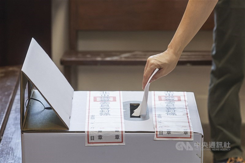 圖為民眾在投票所投票。（中央社檔案照片）