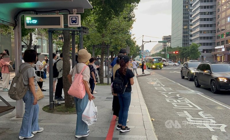 議員發現台北市政府旁站點的市民小巴搭乘人數多，但未設明確排隊動線，容易釀不必要爭執。北市公運處9日表示，劃設排隊線恐影響行人，會觀察候車情況後，再評估優化辦理。中央社記者劉建邦攝　114年8月9日
