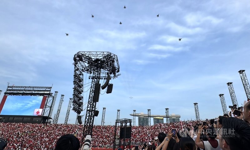 新加坡8月9日歡慶60歲生日,在政府大廈前大草場辦理慶典。新加坡空軍特別設計飛行演出,現場觀眾驚呼連連、掌聲不斷。圖為7月26日預演畫面。中央社記者吳昇鴻新加坡攝 114年8月9日