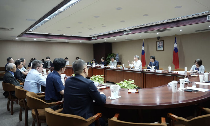 經濟部9日指出，經濟部長郭智輝8日下午主持卓越中小企業座談會，針對關稅和新台幣匯率波動等議題，與業者互相交流意見。（經濟部提供）中央社記者蘇思云傳真　114年8月9日