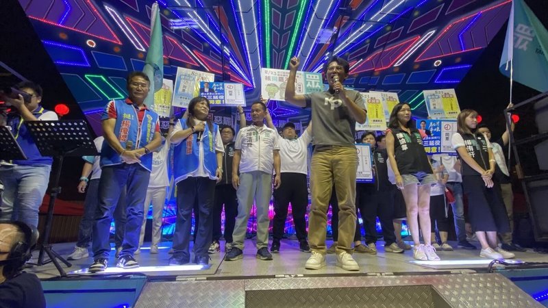國民黨籍台中市第3選區立委楊瓊瓔9日晚間在潭子區潭水亭觀音媽廟舉辦反罷免造勢晚會,民眾黨主席黃國昌(前灰衣者)等人到場站台助講。(楊瓊瓔服務處提供)中央社記者蘇木春傳真 114年8月9日