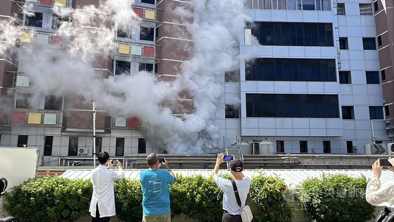 台東馬偕紀念醫院9日汰換服役達16年的磁振造影機,過程中執行標準的「淬息(Quench)」作業,期間排氣口冒出大量白煙,吸引民眾目光。中央社記者盧太城台東攝 114年8月9日