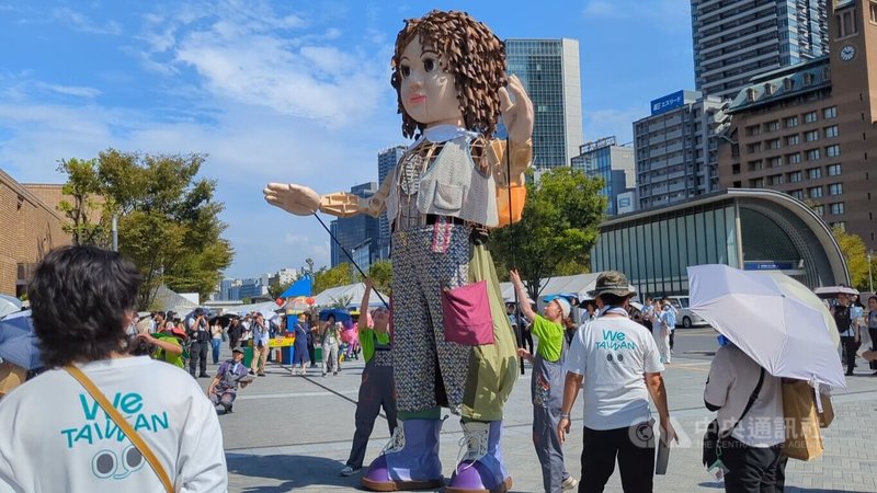 台灣創作團隊「藝術報國」打造展演「艾拉—相遇中之島」,於文化世博期間在日本大阪中央公會堂東側廣場演出,首週吸引數百名觀眾,9日再度登場也吸引許多民眾搶拍。中央社記者王寶兒大阪攝 114年8月9日