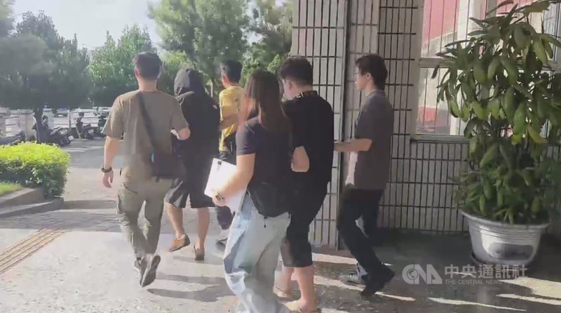 台中市大里區某住宅3日發生竊盜案，裝有現金、珠寶的保險箱遭竊取，損失逾新台幣1000萬元，警方調閱監視器發現涉案人犯案後逃往南部，5日循線將涉案44歲楊姓、羅姓男子2人逮捕，依法送辦。（翻攝照片）中央社記者蘇木春傳真　114年8月9日