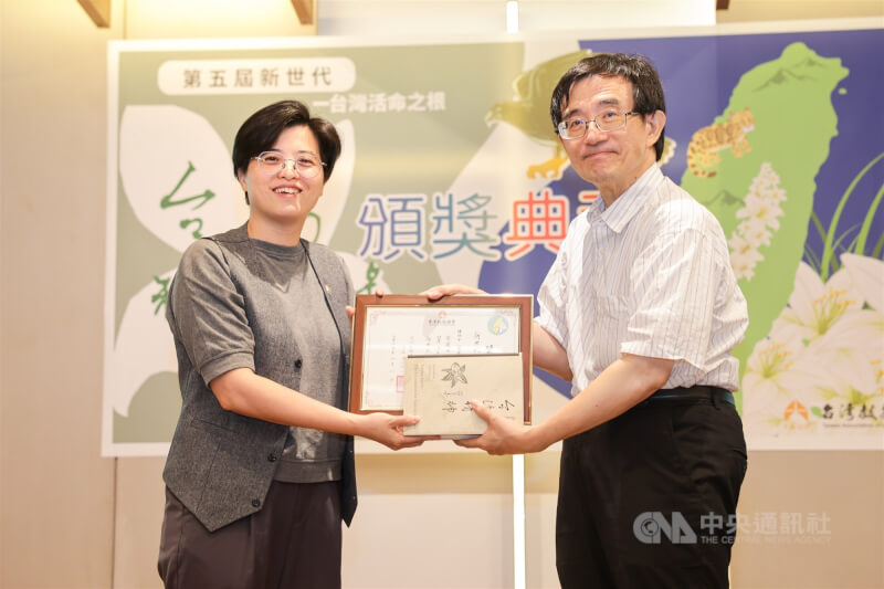 台灣教授協會9日下午在台北頒發「第5屆新世代台灣精神獎」,由台教會會長薛化元(右)頒贈榮譽證書給本屆獲獎者、作家楊双子(左)。中央社記者裴禛攝 114年8月9日