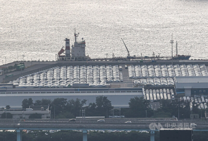 圖為台北港內停放大量汽車。中央社記者鄭清元攝　114年8月9日