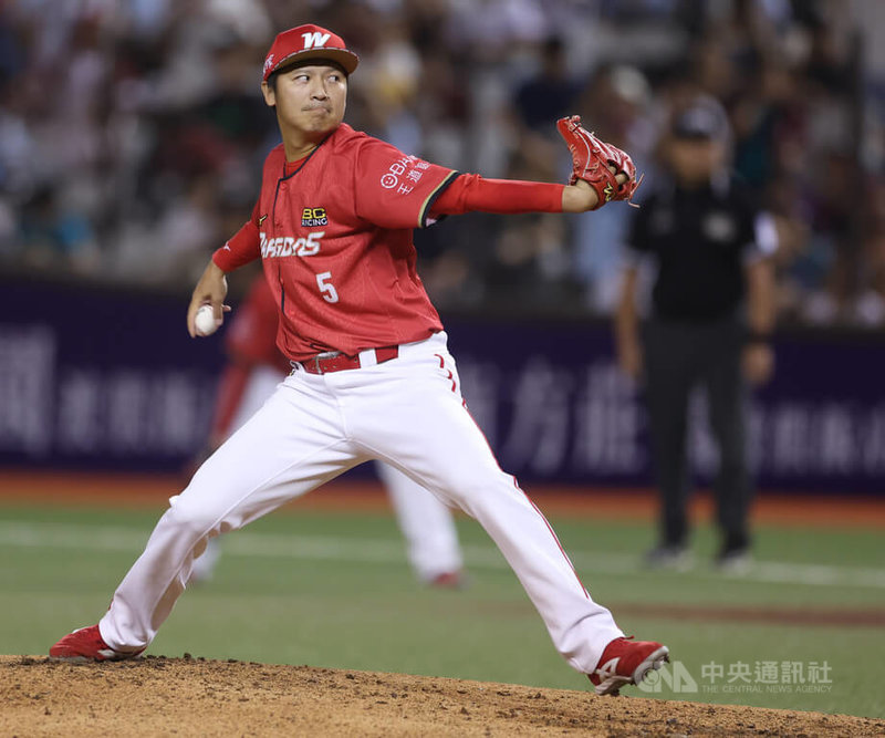 中華職棒味全龍隊9日在台北大巨蛋交手樂天桃猿隊,龍隊終場以5比2拿勝,中繼投手陳禹勳(圖)拿下本季第4勝。中央社記者張新偉攝 114年8月9日