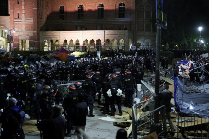圖為去年5月2日UCLA舉行親巴勒斯坦示威活動期間，警方與抗議學生對峙。（路透社）