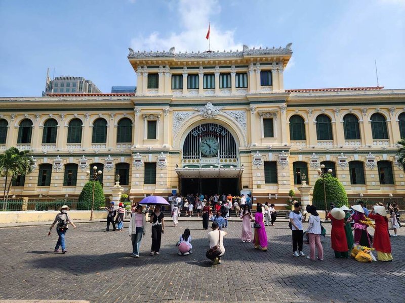 胡志明市中央郵局建於19世紀末法國殖民時期,建築充滿法式風格,內部裝飾華麗,設有古典拱門形狀的天花板、圓形花窗等。至今仍為郵政與電信總局,也是胡志明市著名地標,吸引眾多遊客參觀。(徐貴成提供)中央社記者曾婷瑄河內傳真 114年8月10日