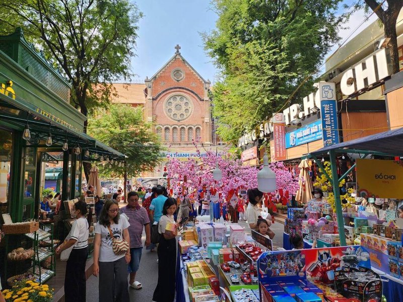 越南胡志明市書街，鄰近胡志明市聖母大教堂。街道兩旁書店、咖啡館和文創商店林立，充滿書香與藝術氣息，也經常舉辦藝文活動，為胡志明市重要文化地標。（徐貴成提供）中央社記者曾婷瑄河內傳真 114年8月10日