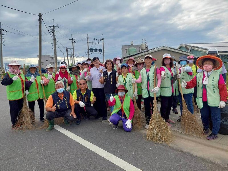 嘉義縣太保市公所發起投入災後市容清理與環境整頓行動,近400名志工報名參與,10日一同清理,市長鄭淑分(前排左3)到場感恩與志工合影。(太保市公所提供)中央社記者蔡智明傳真 114年8月10日