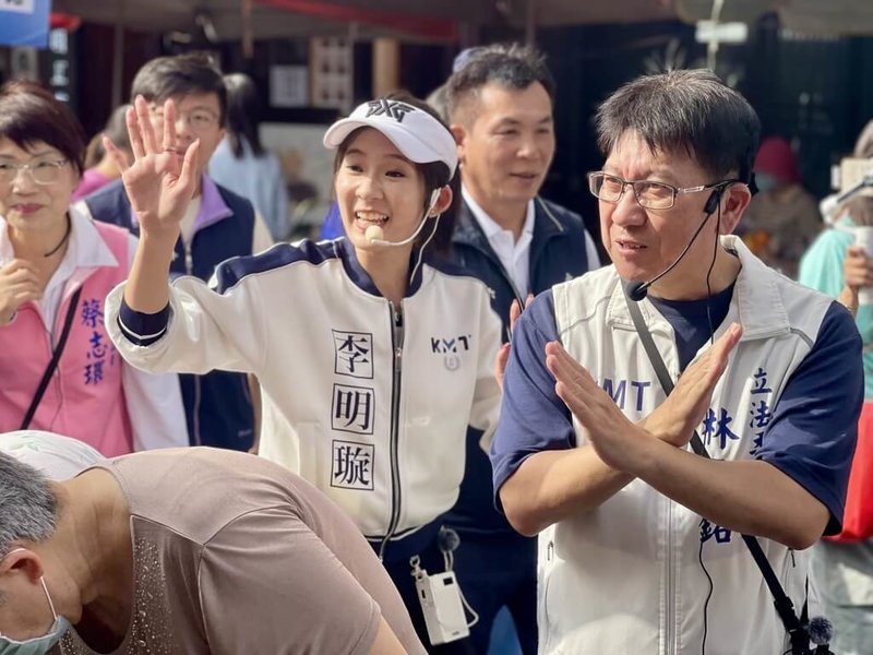 國民黨竹縣立委林思銘（前右）9日上午由國民黨發言人李明璇（前右2）等人陪同到市場掃街，呼籲民眾8月23日投「不同意罷免」。（林思銘辦公室提供）中央社記者魯鋼駿傳真 114年8月10日