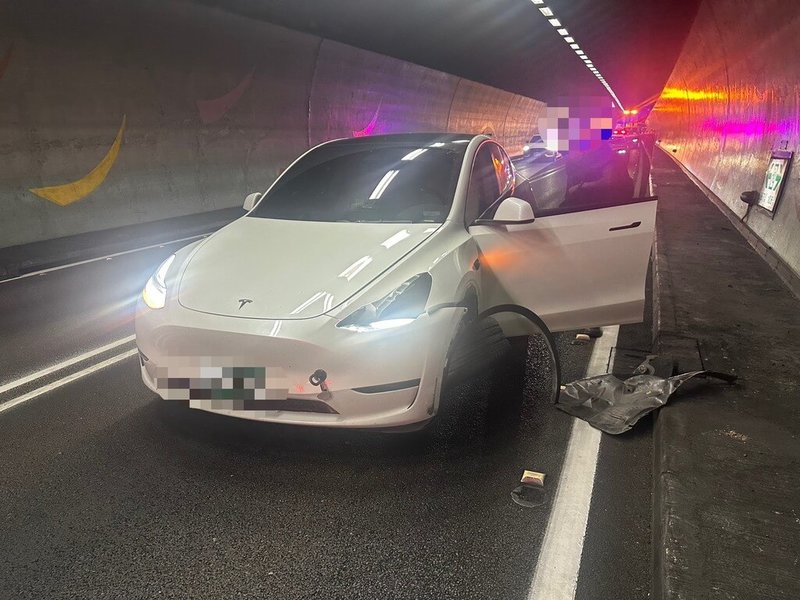 40歲趙姓男子10日上午駕駛特斯拉(Tesla)電動車行經國道5號雪山隧道時自撞隧道壁,趙男稱為撿拾物品,不慎轉動方向盤而肇事,所幸無人受傷,事故已排除,恢復正常通車。(讀者提供)中央社記者王朝鈺傳真 114年8月10日