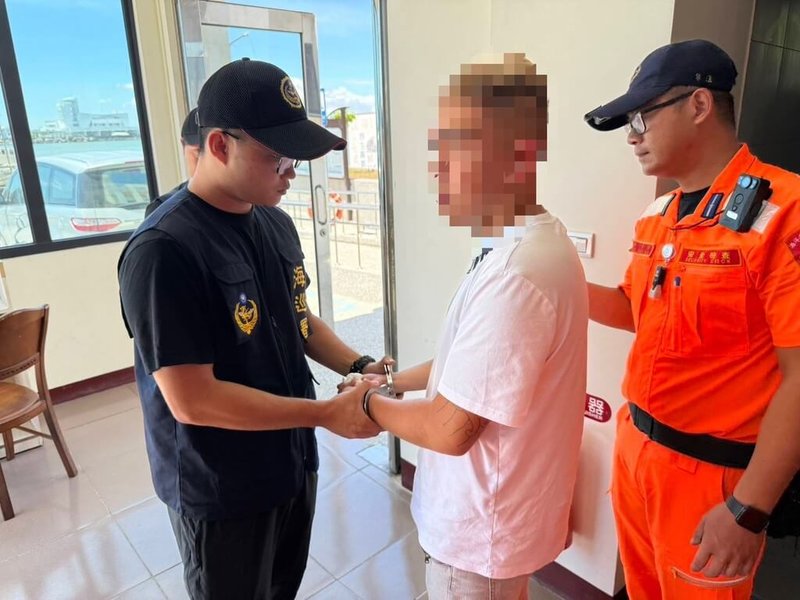 海巡署南部分署第五岸巡隊鹽埔安檢所勤務人員10日執行往小琉球客船旅客清點，客船業者通報，進行實名制身分核對時，發覺年約20歲李姓男子形跡可疑，海巡人員實施身分查核後，發現李男因竊盜罪遭通緝，隨即由安檢人員逮捕，完成偵訊筆錄製作後，隨案解送至高雄地方檢察署。（海巡署南部分署第五岸巡隊提供）中央社記者黃郁菁傳真　114年8月10日