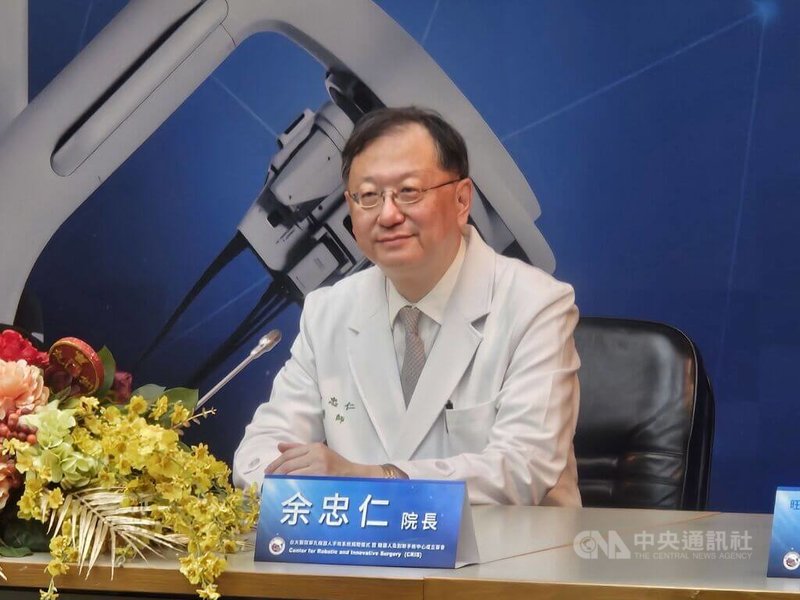 美國高關稅政策恐衝擊全球藥價，台大醫院院長余忠仁（圖）10日認為，若原廠藥因此降價，台灣可能受惠，但台灣市場小不利藥價談判，呼籲加強發展本土學名藥產業，降低對原廠藥的依賴。中央社記者陳婕翎攝 114年8月10日