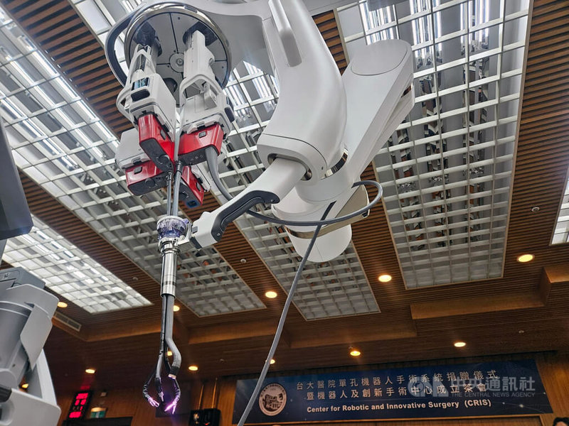 台大醫院10日宣布啟用單孔機器手臂手術系統,並同步成立機器人及創新手術中心。單孔和多孔機器手臂手術的唯一差異,在於將3個操作手臂與1個鏡頭合而為一,僅需在身體開1個3.7公分的孔。中央社記者陳婕翎攝 114年8月10日