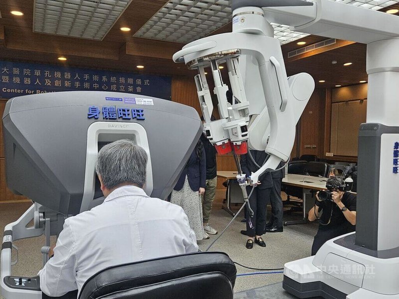 機器手臂手術應用範圍涵蓋泌尿科、一般外科、肝膽外科、大腸直腸外科、心臟外科、胸腔外科、婦產科、耳鼻喉科等,現在仍是醫師執行,醫界相信有朝一日可能走向機器人開刀。中央社記者陳婕翎攝 114年8月10日