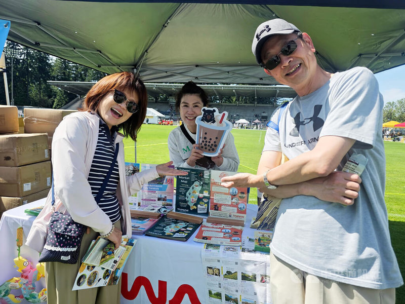 移民35年的陳啟清和萬昶佑夫妻在珍珠奶茶節「尋寶」收穫多,不僅品嚐到家鄉味道,還獲得許多台灣觀光旅遊的好資訊,準備抽空帶著孩子回家鄉逛逛。中央社記者程愛芬溫哥華攝 114年8月10日