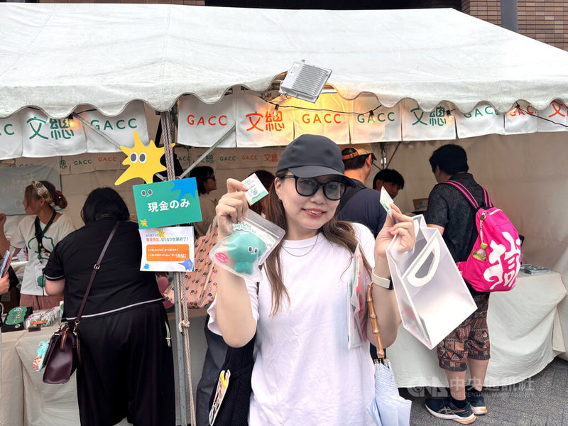 TAIWAN PLUS週末在大阪中之島公園熱鬧登場,10日湧入比前一天更多人潮,搶購We TAIWAN吉祥物a-We周邊商品的隊伍綿延超過100公尺,搶到頭香、家住大阪的民眾特地提前1個半小時排隊。中央社記者戴雅真大阪攝 114年8月10日